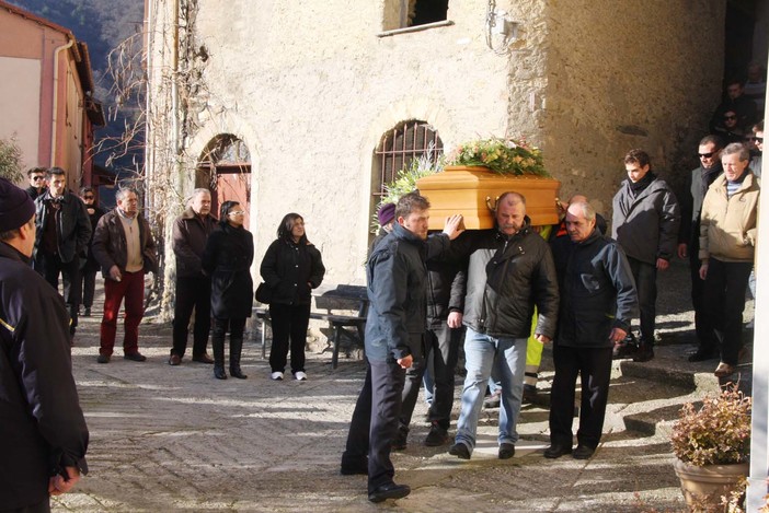 Casanova: tutta Vellego al funerale della donna travolta dal trattore Casanova: tutta Vellego al funerale della donna travolta dal trattore