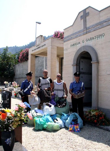 Laigueglia: magazzino di merce contraffatta tra le tombe