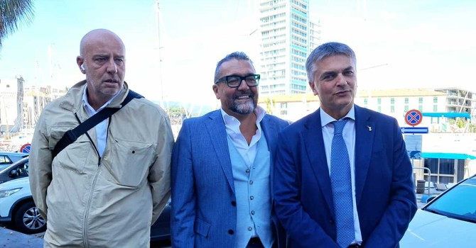 Savona, la Lega lancia la raccolta firme per “Strade sicure”, Rixi: “Militari sulle strade per la tranquillità dei cittadini” (VIDEO) Savona, la Lega lancia la raccolta firme per “Strade sicure”, Rixi: “Militari sulle strade per la tranquillità dei cittadini” (VIDEO)