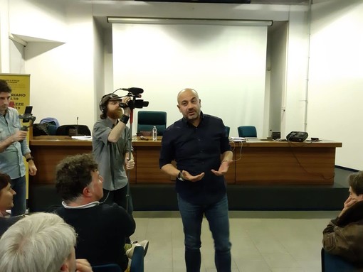 Varazze, il senatore Paragone “punzecchia” la Lega sulla Tav: “Se vogliono far prevalere i diritti degli investitori affari loro”