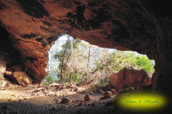 Finale Ligure, escursione alla grotta del Sanguineto domenica 19 aprile