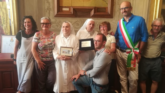 Nelle foto: una nutrita rappresentanza del consiglio comunale ha reso omaggio alle suore. Il sindaco Ugo Frascherelli, il vicesindaco Andrea Guzzi, gli assessori Clara Brichetto, Marilena Rosa e Delia Venerucci, il consigliere Delfio Dall'Ara Nelle foto: una nutrita rappresentanza del consiglio comunale ha reso omaggio alle suore. Il sindaco Ugo Frascherelli, il vicesindaco Andrea Guzzi, gli assessori Clara Brichetto, Marilena Rosa e Delia Venerucci, il consigliere Delfio Dall'Ara