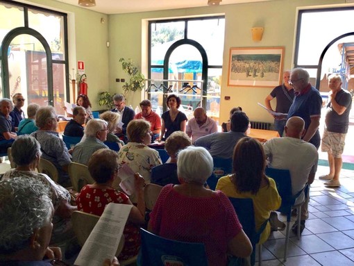 Savona, Giunta itinerante: i cittadini di Zinola presentano un documento con varie criticità locali Savona, Giunta itinerante: i cittadini di Zinola presentano un documento con varie criticità locali