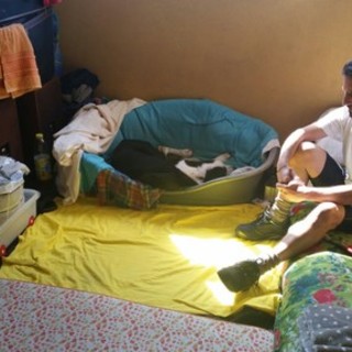 Sfrattati di casa vivono sul pianerottolo da 38 giorni, Melgrati:"Ancora nessuna notizia dai Servizi Sociali del Comune di Savona, è una vergogna"