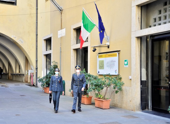 Operazione "110 e... frode" della Guardia di Finanza di Genova: falsavano esami e tesi di laurea, denunciati 22 studenti universitari Operazione "110 e... frode" della Guardia di Finanza di Genova: falsavano esami e tesi di laurea, denunciati 22 studenti universitari
