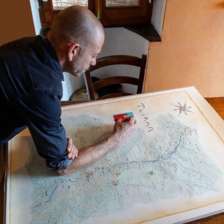 Nella foto: il cartografo Giovanni Pazzano all'opera (foto di Roberto Oliva)