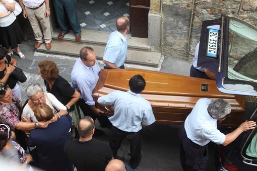 Albenga: dolore e lacrime al funerale di Fabrizio Barone Albenga: dolore e lacrime al funerale di Fabrizio Barone