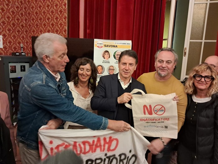 Conte "licenzia" Beppe Grillo, colpo d'ascia sui 300 mila euro: a Savona no comment dall'ex premier