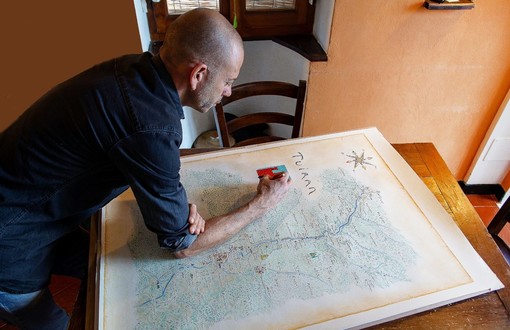 Nella foto: il cartografo Giovanni Pazzano all'opera (foto di Roberto Oliva) Nella foto: il cartografo Giovanni Pazzano all'opera (foto di Roberto Oliva)
