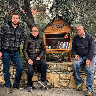 ll “Giralibro di Rollo” e il Consiglio Direttivo dell’Associazione Antico Borgo di Rollo, da sinistra il segretario Pierangelo Baldizzone, il presidente Giorgio Baldizzone e il vicepresidente Ezio Fabris.