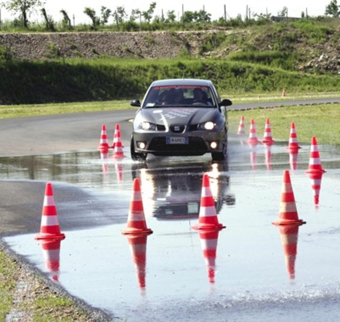 Incidenti mortali, parla il pilota Capriotti: "le scuole guida dovrebbero insegnare come gestire la macchina in condizioni critiche" Incidenti mortali, parla il pilota Capriotti: "le scuole guida dovrebbero insegnare come gestire la macchina in condizioni critiche"