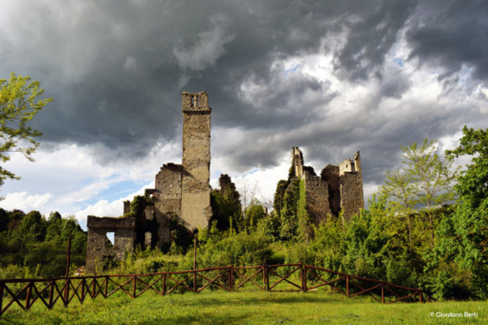 Il castello di Gorzegno (foto di Giordano Berti) Il castello di Gorzegno (foto di Giordano Berti)