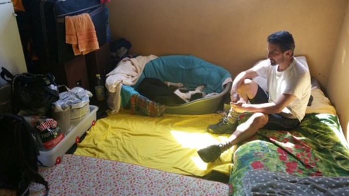 Sfrattati di casa vivono sul pianerottolo da 38 giorni, Melgrati:"Ancora nessuna notizia dai Servizi Sociali del Comune di Savona, è una vergogna" Sfrattati di casa vivono sul pianerottolo da 38 giorni, Melgrati:"Ancora nessuna notizia dai Servizi Sociali del Comune di Savona, è una vergogna"