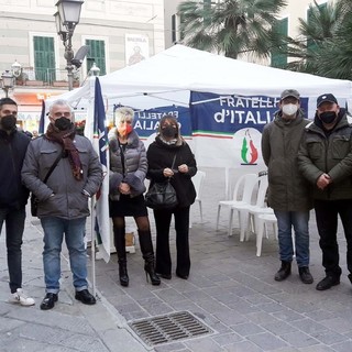 Alassio, Fratelli d'Italia scendono in piazza con un gazebo del circolo "Baia del Sole"