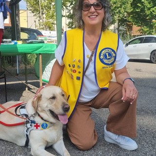 Silvia Gullino, presidente del Lions Club Bra Host, con un cane guida Silvia Gullino, presidente del Lions Club Bra Host, con un cane guida