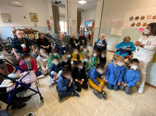 Giornata mondiale della gentilezza, a Loano i bambini dell'istituto Rossello incontrano i “nonni” del Ramella (FOTO) Giornata mondiale della gentilezza, a Loano i bambini dell'istituto Rossello incontrano i “nonni” del Ramella (FOTO)