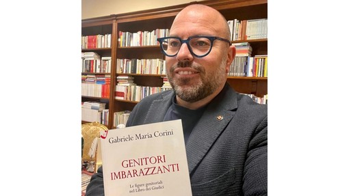 Alassio, esce nelle librerie “Genitori imbarazzanti”, il nuovo libro don Gabriele Maria Corini
