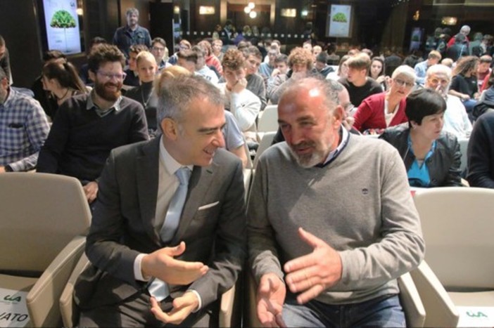 Il meteorologo Andrea Giuliacci e il presidente di Cia Cuneo, Claudio Conterno, prima dell'inizio dell'incontro Il meteorologo Andrea Giuliacci e il presidente di Cia Cuneo, Claudio Conterno, prima dell'inizio dell'incontro