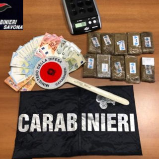 Savona, un kg di hashish nascosto nell'auto: 68enne arrestato dai carabinieri