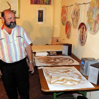 Albenga: lo scultore Ottaviani a Musica e Poesia nei vicoli