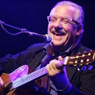 Parole e musica con il cantautore Giorgio Conte e presentazione del libro “Un trattore arancio”.