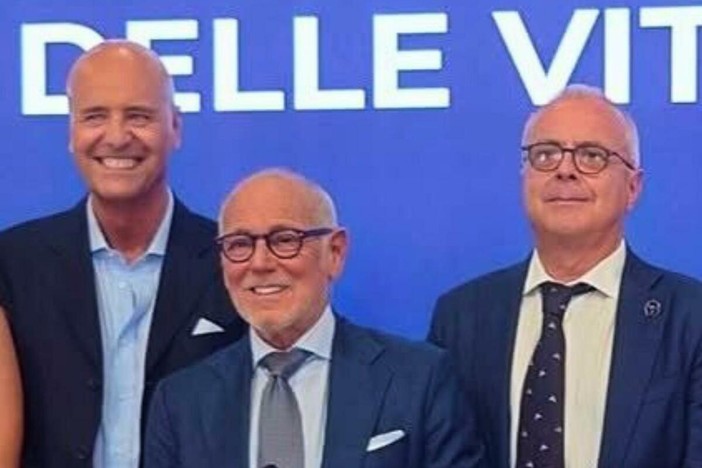 Da sinistra Giovanni Bianco, il presidente del Consiglio regionale Stefano Balleari e il Garante Andrea Campanile Da sinistra Giovanni Bianco, il presidente del Consiglio regionale Stefano Balleari e il Garante Andrea Campanile