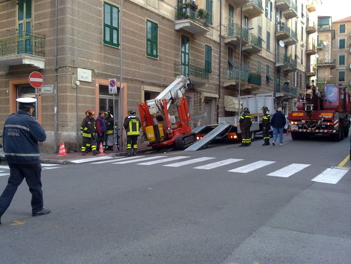 Un mezzo cingolato s'incaglia manovrando a Villapiana: via Milano in tilt e Vigili del Fuoco (le foto)