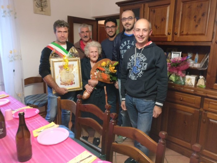 Giusvalla, 'nonna' Armanda Pizzorno spegne 106 candeline (FOTO)