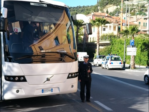 Gite scolastiche sicure a Laigueglia: oggi i ragazzi delle medie sono partiti con i preventivi controlli della Polizia Locale Gite scolastiche sicure a Laigueglia: oggi i ragazzi delle medie sono partiti con i preventivi controlli della Polizia Locale