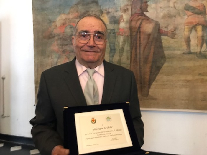68 anni "in musica": una targa-riconoscimento per Giuseppe Lo Bello 68 anni "in musica": una targa-riconoscimento per Giuseppe Lo Bello