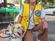 Silvia Gullino, presidente del Lions Club Bra Host, con un cane guida