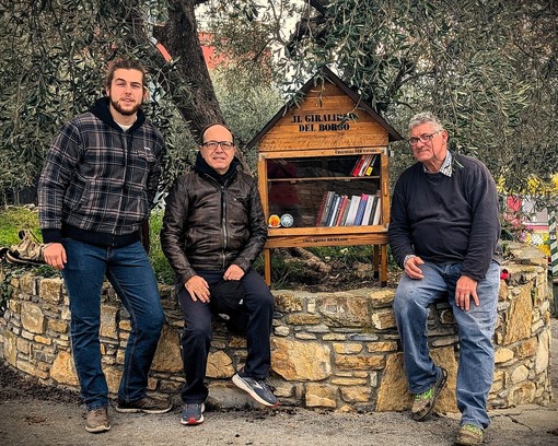 ll “Giralibro di Rollo” e il Consiglio Direttivo dell’Associazione Antico Borgo di Rollo, da sinistra il segretario Pierangelo Baldizzone, il presidente Giorgio Baldizzone e il vicepresidente Ezio Fabris. ll “Giralibro di Rollo” e il Consiglio Direttivo dell’Associazione Antico Borgo di Rollo, da sinistra il segretario Pierangelo Baldizzone, il presidente Giorgio Baldizzone e il vicepresidente Ezio Fabris.