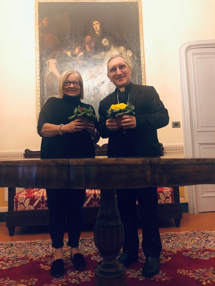 Nella foto: Ginetta Perrone (vicepresidente Centro Aiuto Vita Ingauno) e Mons. Guglielmo Borghetti, Vescovo della Diocesi Albenga-Imperia Nella foto: Ginetta Perrone (vicepresidente Centro Aiuto Vita Ingauno) e Mons. Guglielmo Borghetti, Vescovo della Diocesi Albenga-Imperia