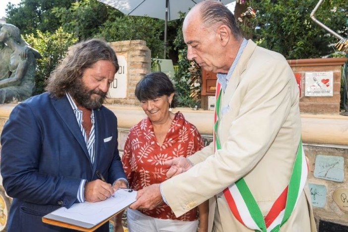 Ci sarà anche la firma "preziosa" di Guido Damiani sul muretto di Alassio
