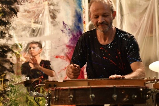 La musica di Gigi Biolcati e l'action painting di Emanuela Scotti a Loano