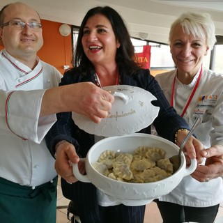 Gli Chef Maurizio Bosio e Anna Maria Mariani con Roberta Schira presentano il Tortello Cremasco