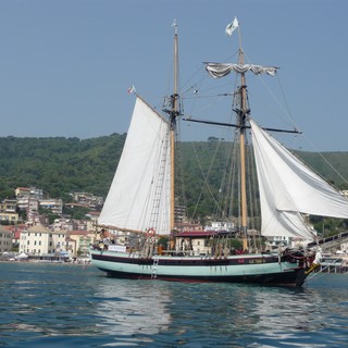 Laigueglia, questa sera lo "Sbarco dei Saraceni" con l’imbarcazione a vela Goletta Pandora