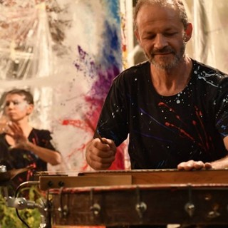 La musica di Gigi Biolcati e l'action painting di Emanuela Scotti a Loano