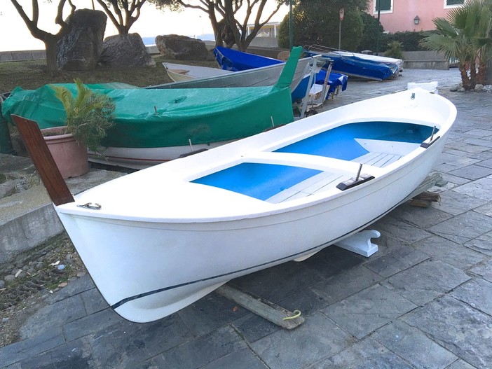 Un gozzo albisolese, simbolo della Liguria, nella nuova sede di Eataly a Monaco di Baviera Un gozzo albisolese, simbolo della Liguria, nella nuova sede di Eataly a Monaco di Baviera