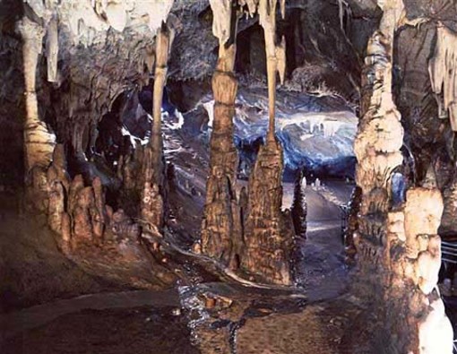 Cade durante una visita nelle Grotte di Toirano e si rompe una gamba, recuperata dai vigili del fuoco Cade durante una visita nelle Grotte di Toirano e si rompe una gamba, recuperata dai vigili del fuoco