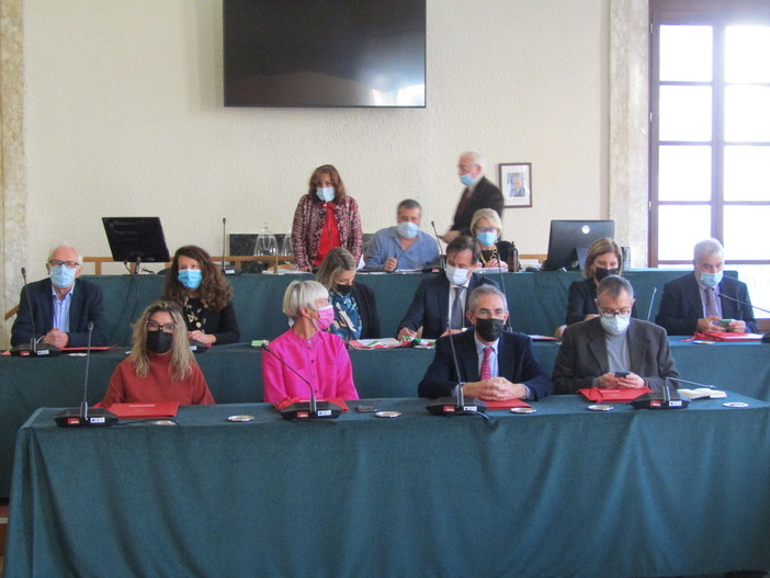 Savona, approvato in Consiglio comunale il Dup e il bilancio. Critica la minoranza: "Non si vede un cambio di rotta, scelte fatte con il freno a mano tirato" Savona, approvato in Consiglio comunale il Dup e il bilancio. Critica la minoranza: "Non si vede un cambio di rotta, scelte fatte con il freno a mano tirato"