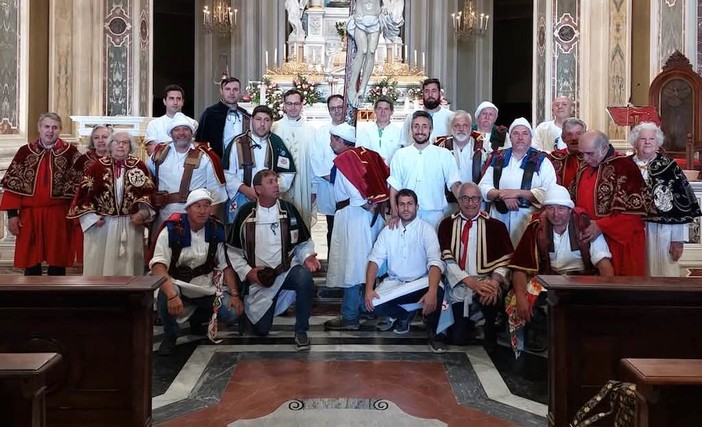 La confraternita Porta Cristos, dall'Argentina in visita in Liguria