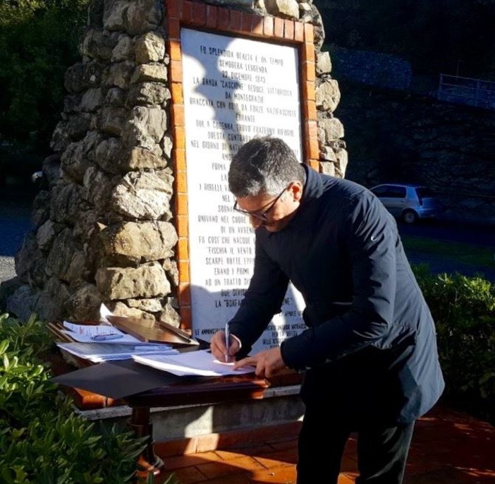 Granero mentre firma il patto Antifascista - foto Facebook