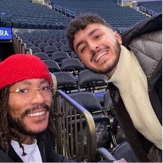 Gli sbagliano i biglietti per vedere match Nba a New York: il savonese Gabriele in campo con giocatori e vip