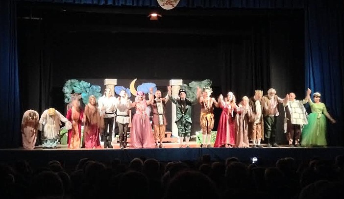 "Sogno di una notte di mezza estate": pienone al teatro di Pietra Ligure "Sogno di una notte di mezza estate": pienone al teatro di Pietra Ligure