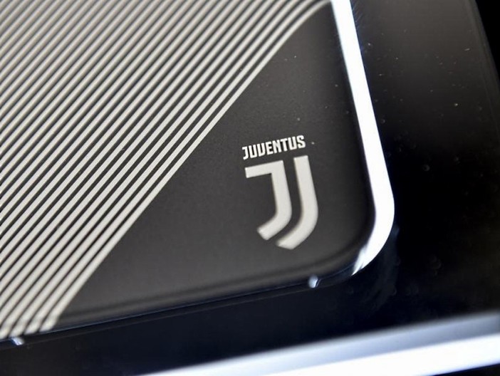 Operazione "Falsariga": 90 mila gadget taroccati della Juventus in un container
