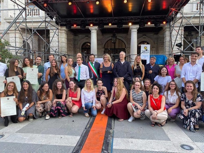 Graduation Day, consegnate in piazza Sisto le pergamene di laurea ad una cinquantina di universitari (FOTO) Graduation Day, consegnate in piazza Sisto le pergamene di laurea ad una cinquantina di universitari (FOTO)