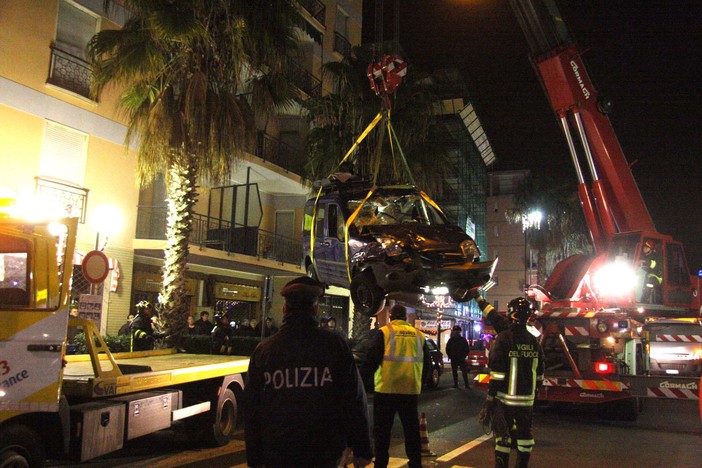 Borghetto: auto finisce nel sottopassaggio dell'Aurelia, 2 feriti (foto)