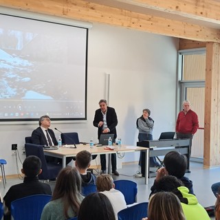 Giorno della Memoria, ad Alassio gli studenti hanno incontrato l’on. Emanuele Fiano Giorno della Memoria, ad Alassio gli studenti hanno incontrato l’on. Emanuele Fiano