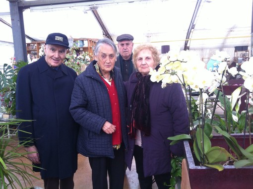 Gli ospiti della residenza "Sereni Orizzonti - G. Natale" di Alassio tra i colori e profumi dei vivai floricoli di Albenga